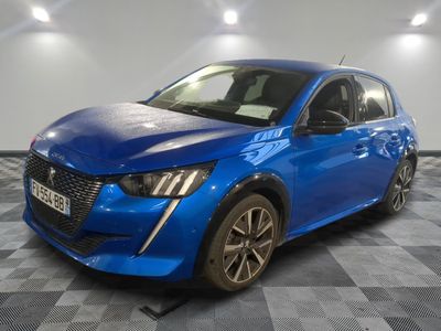 une voiture bleue garée dans un garage au sol en damier