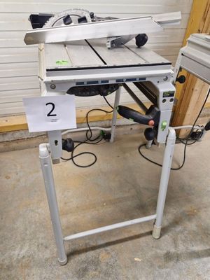 une photo d'une scie circulaire à table dans un garage