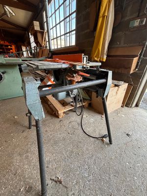 une photo d'un établi dans un atelier
