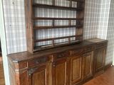 une armoire en bois surmontée d'une étagère à livres