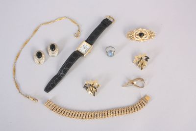 un assortiment de bijoux en or et en argent, comprenant notamment un stylo, un bracelet et une bague