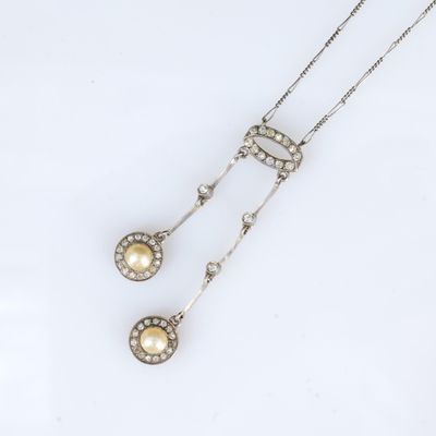 une paire de pendentifs en perles et diamants