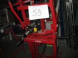 une machine rouge avec une pancarte dessus, dans un garage