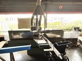 une machine qui découpe un morceau de bois dans un atelier