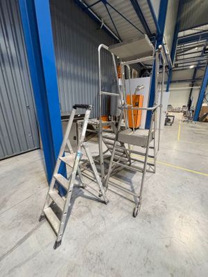 une échelle posée au milieu d'une pièce