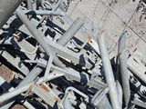 un tas de tuyaux métalliques posés par terre