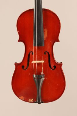 gros plan d'un violon avec un archet sur fond blanc
