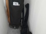 un sac de voyage posé à côté d'une valise sur le sol