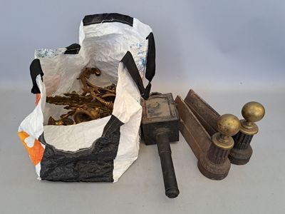 un sac de copeaux de bois et un marteau à côté d'un sac de copeaux de bois