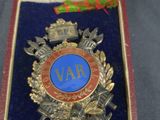 une photo d'une médaille dans un écrin posé sur une table