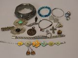 de nombreux bracelets de toutes sortes, posés sur une table