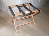 une petite table pliante avec un plateau en verre, posée à même le sol