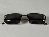 une paire de lunettes de soleil posée sur une surface blanche