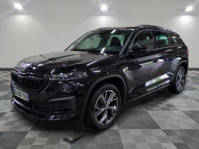 le 4x4 noir est garé sur un sol en damier dans le garage