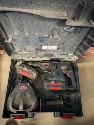 une boîte à outils avec des outils à l'intérieur sur le sol