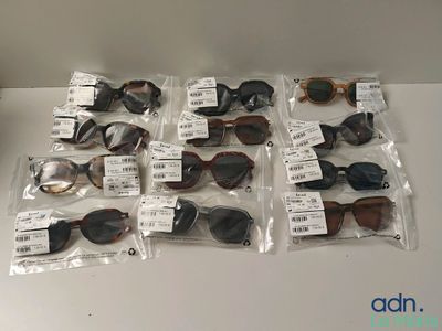 les nombreuses paires de lunettes de soleil posées sur la table