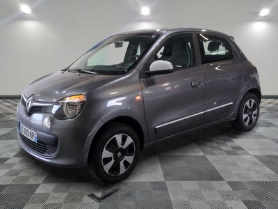 la photo d'une petite voiture garée dans un garage