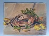 une peinture représentant un poisson dans une assiette, accompagné de citrons et de persil
