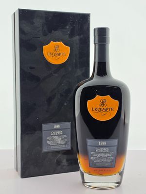 l'image d'une bouteille d'alcool placée à côté d'une boîte