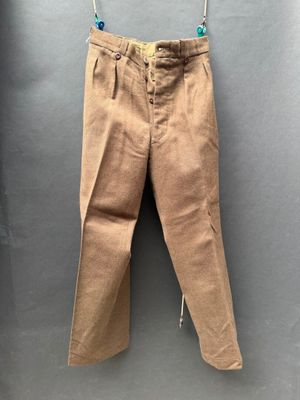 une photo d'un pantalon suspendu à une corde à linge