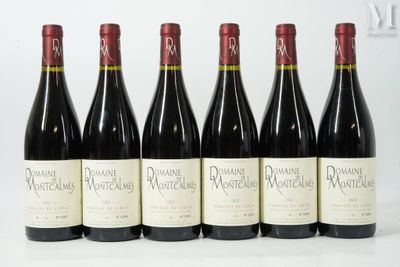 six bouteilles de vin sont alignées dans une rangée