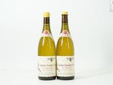 deux bouteilles de vin posées l'une à côté de l'autre sur une surface blanche