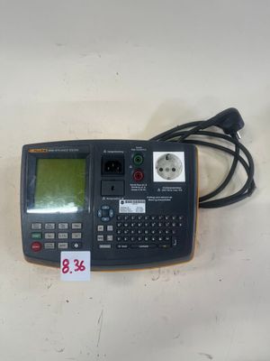 un petit appareil électronique posé sur une table