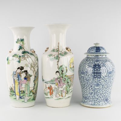 trois vases posés l'un à côté de l'autre sur une surface blanche