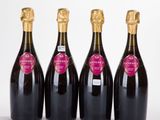 trois bouteilles de vin posées l'une à côté de l'autre sur une table