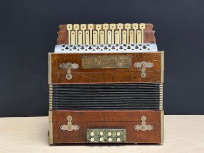 un vieil accordéon posé sur une table