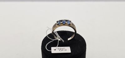 un gros plan d'une bague exposée dans une vitrine, accompagnée d'une étiquette