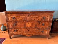 Commode en résineux et marqueterie sur trois faces à motif d…