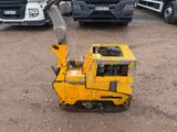 un bulldozer jaune qui est à l'arrêt dans la terre
