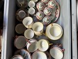 beaucoup de tasses et de soucoupes dans une boîte