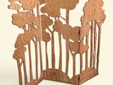 une sculpture en bois représentant une forêt avec des arbres