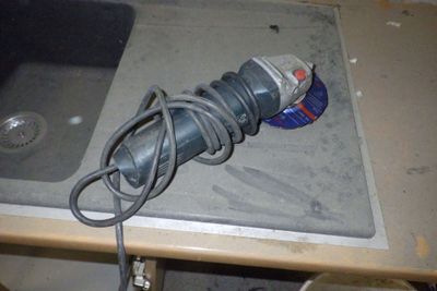 une photo d'une perceuse filaire posée sur une table
