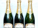 trois bouteilles de champagne posées côte à côte sur une table