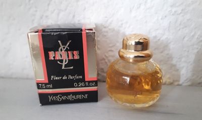 un flacon de parfum et un coffret de parfum posés sur un plan de travail
