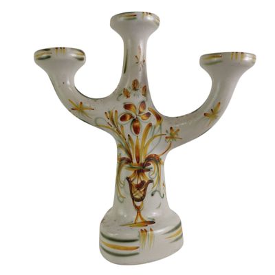 un vase blanc orné d'un motif sur fond blanc