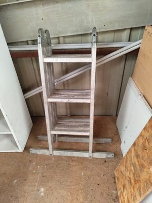 une échelle appuyée contre un mur dans un garage