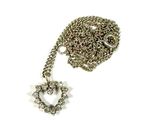 collier avec un cœur et une étoile suspendus à une chaîne, sur fond blanc
