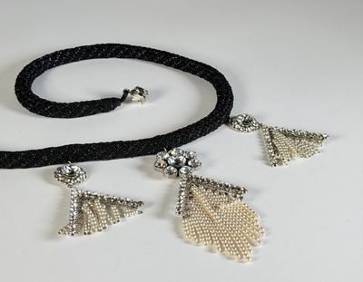 ensemble collier et boucles d'oreilles composé de perles et de perles d'argent montées sur un cordon noir