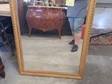 un homme qui se prend en photo dans un miroir