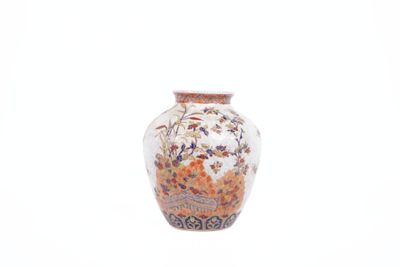 un vase avec un motif floral posé sur une table