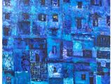 tableau représentant un bâtiment bleu avec de nombreuses fenêtres et une lumière jaune