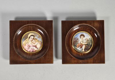paire de peintures miniatures représentant une femme et un enfant, dans un cadre en bois