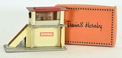 une petite maquette d'un poste de secours, devant une boîte orange