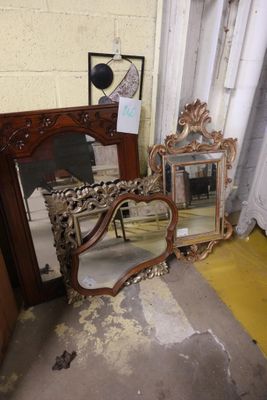 un miroir posé par terre à côté d'une chaise