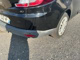 une voiture garée sur le côté de la route