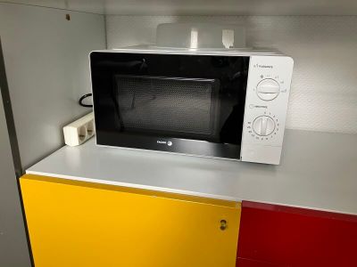 un micro-ondes posé sur un comptoir dans une cuisine